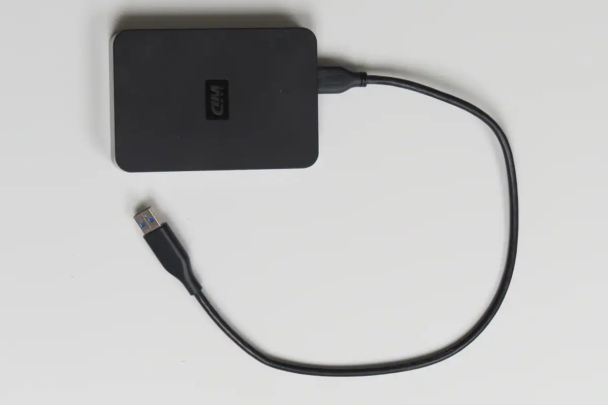 Hard disk extern negru cu cablu USB pentru copia de siguranță a arhivei foto