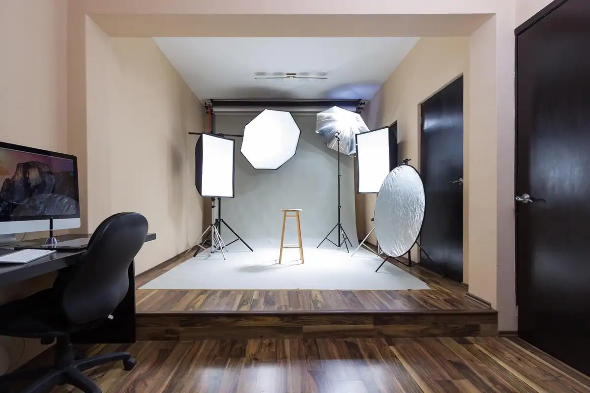 Studio foto acasă cu softboxuri, reflectoare și lumină difuză pentru lucrul cu blitzul