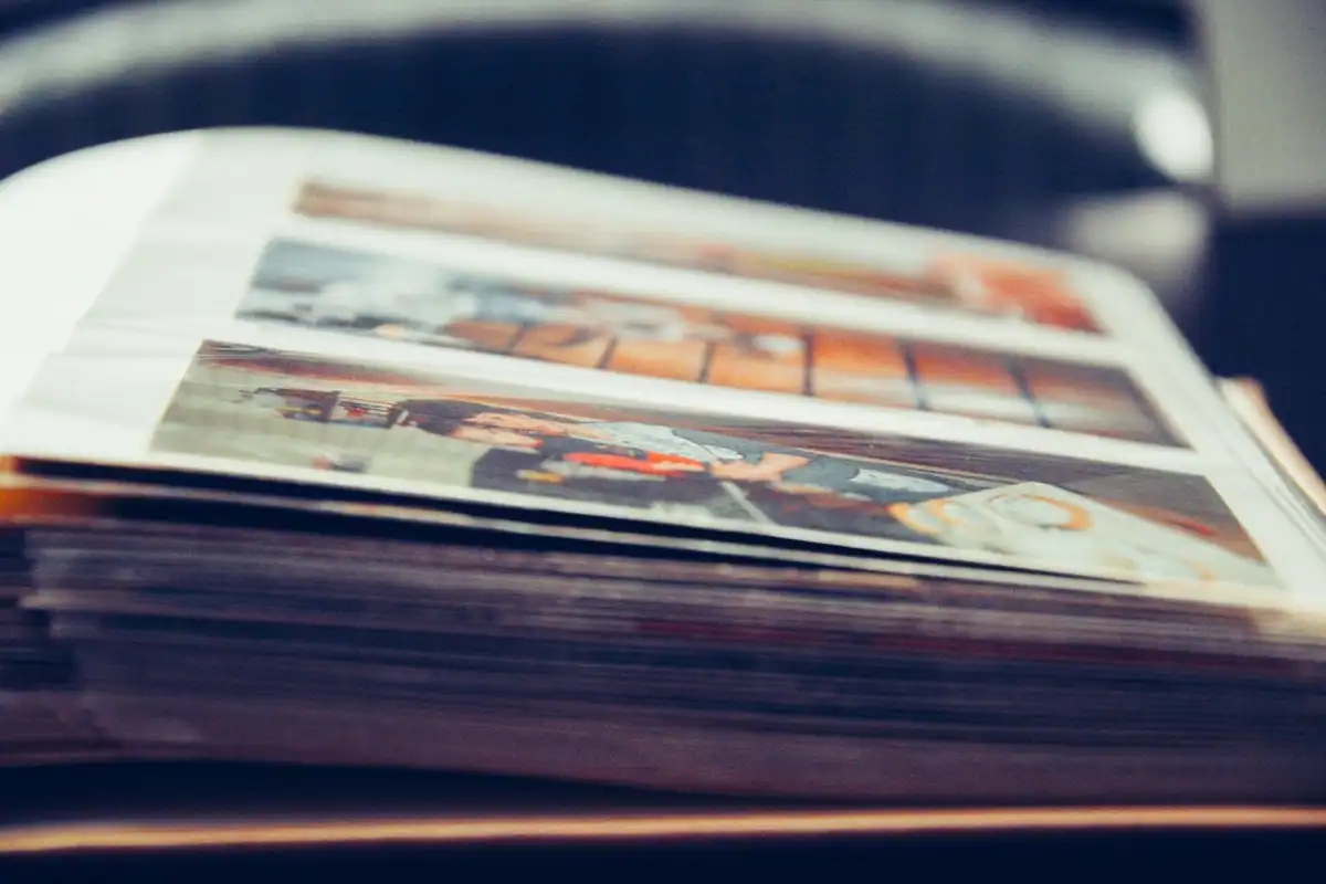 Album cu fotografii imprimate răsfoit de aproape, rezultat al exportului pentru print