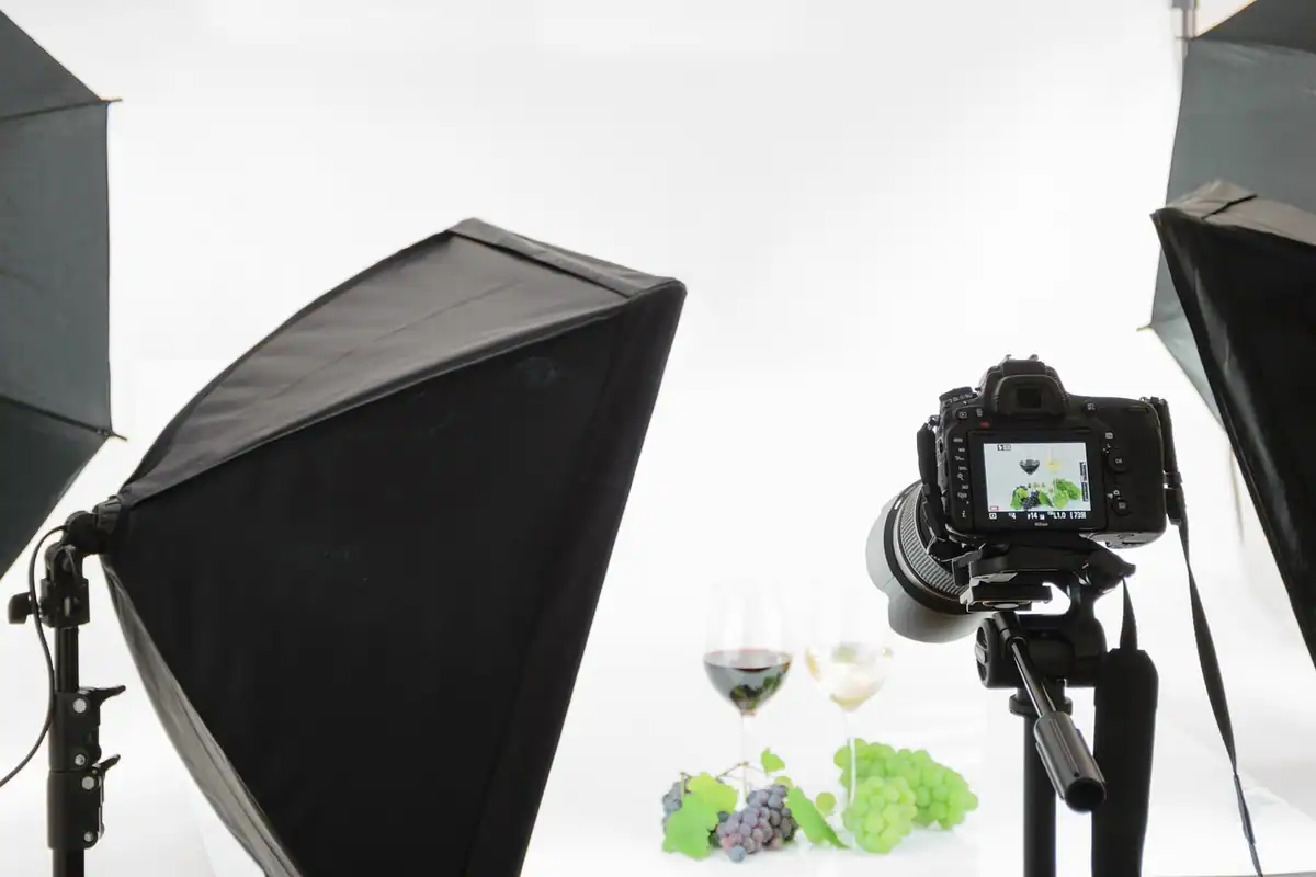 Aparat pe trepied între două softboxuri, un set simplu de lumini pentru filmat acasă