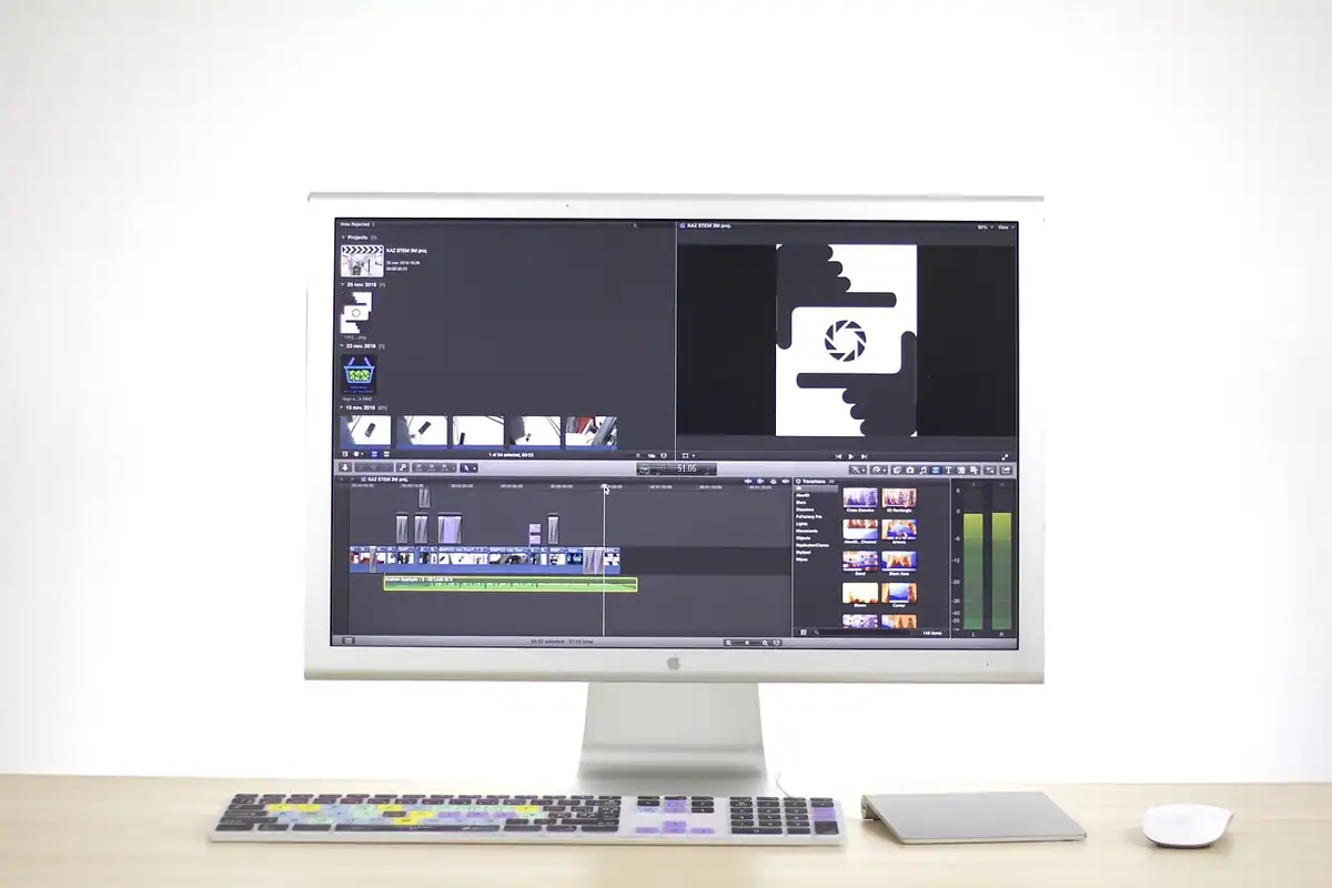 Monitor cu un program de montaj video și firele de timp pline de clipuri
